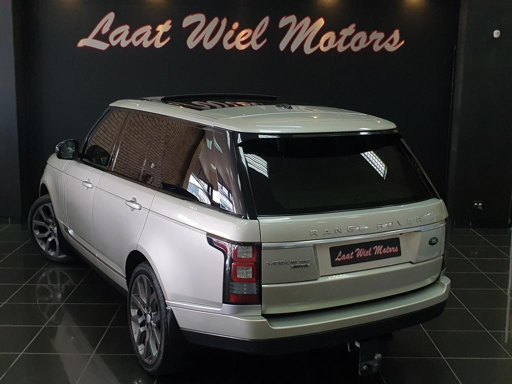 White Range Rover Vogue displayed at Laat Wiel Motors dealership